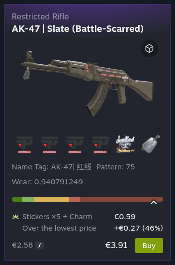 Tarjeta de un anuncio de CS2 donde SteamHelper muestra el valor de cinco pegatinas y un colgante y cuánto supera el anuncio al precio más bajo.
